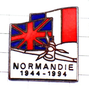 ピンバッジ・戦闘機ノルマンディ上陸作戦フランス国旗イギリスUK英国プロペラ飛行機 DEBARQUEMENT NORMANDIE-1944 ENGLAND FRANCE