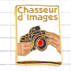 ピンバッジ・赤い写真カメラ映像イマージュの狩人 CHASSEUR-D-IMAGE PHOTOGRAPHER FRANCE