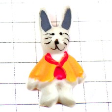 ピンバッジ・赤いスカーフにジャケットのウサギ兎