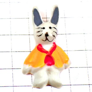 ピンバッジ・赤いスカーフにジャケットのウサギ兎