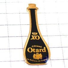 ピンバッジ・オタールのコニャック酒瓶ボトル型 COGNAC-OTARD FRANCE