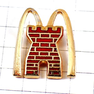 ピンバッジ・マクドナルドＭ金色ゴールド城砦の塔