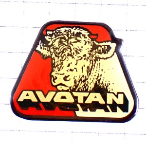 ピンバッジ・白い牛ウシ
