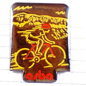 ピンバッジ・自転車サイクリング赤いヘルメット