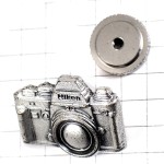 ピンバッジ・ニコンＦ３カメラ写真一眼レフ撮影シルバー銀色 NIKON NIKON-F3 JAPAN