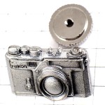 ピンバッジ・ニコンSPカメラ写真一眼レフ撮影シルバー銀色 NIKON NIKON-SP JAPAN