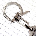 キーホルダー・がっちりとした握手シルバー銀色