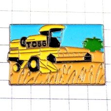 ピンバッジ・黄色い農業トラクター収穫 HARVESTER TC56 NEW-HOLLAND USA