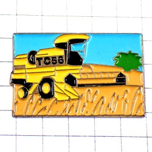 ピンバッジ・黄色い農業トラクター収穫 HARVESTER TC56 NEW-HOLLAND USA