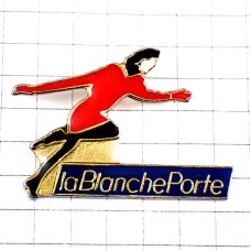 ピンバッジ・走る赤いワンピースの女の子 LA-BLANCHE-PORTE FRANCE
