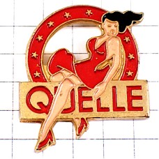 ピンバッジ・赤いハイヒールとドレスの女の子 QUELLE GERMANY
