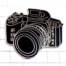ピンバッジ・ペンタックスＺ10一眼レフカメラ望遠レンズ写真 PENTAX Z10 JAPAN