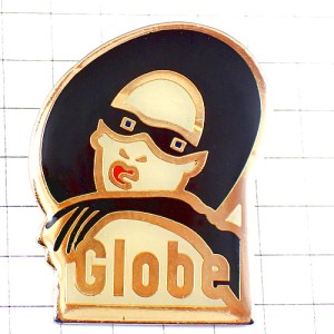 ピンバッジ・黒い帽子にサングラス手袋の女の子 GLOBE MAGAZINE FRANCE