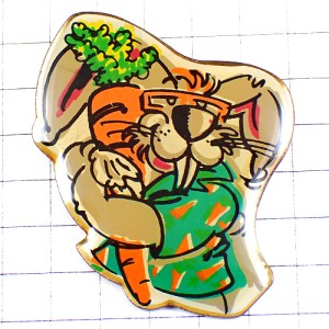 ピンバッジ・人参ニンジンを抱くウサギ兎キャロット