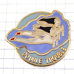 ピンバッジ・プロペラのセクシー女の子あかいハイヒール飛行機ミリタリー戦闘機 DOUBLE-TROUBLE COCKPIT
