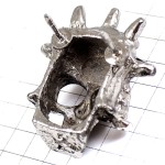 ピンバッジ・銀色ドクロ骨トゲトゲのスカル骸骨ピューター製 SKULL HARD-ROCK HEAVY-METAL BIKER