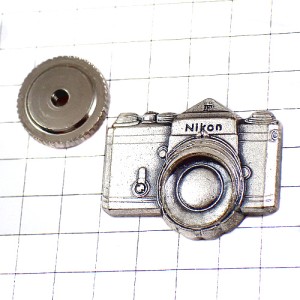 ピンバッジ・ニコンFカメラ写真一眼レフ撮影シルバー銀色 NIKON NIKON-F JAPAN