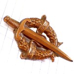 ブローチ・名誉と愛国ゴールド金色の剣 HONNEUR-ET-PATRIE PREPARATION-MILITAIRE FRANCE