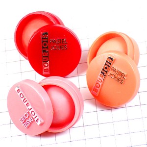ピンバッジ・ブルジョワ化粧品アイシャドー赤３色 BOURJOIS PASTEL FRANCE