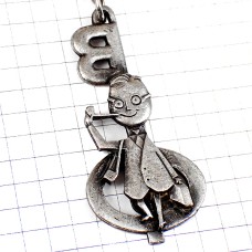 キーホルダー・パイプ煙草のムッシュー眼鏡の男アルファベットＢとＳ銀色シルバー BERLITZ LANGUAGE-SCHOOL TABAC-PIPE FRANCE