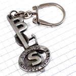 キーホルダー・パイプ煙草のムッシュー眼鏡の男アルファベットＢとＳ銀色シルバー