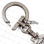 キーホルダー・横目で見るライオン進歩サヴィニャック画シルバー銀色 RAYMOND-SAVIGNAC SAVIGNAC LE-PROGRES