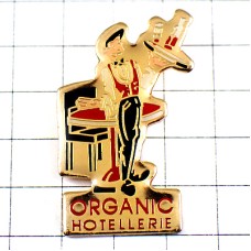 ピンバッジ・ホテルの給仕グラスとボトルお酒