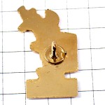 ピンバッジ・ホテルの給仕グラスとボトルお酒