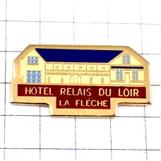 ピンバッジ・クリーム色のホテルの建物