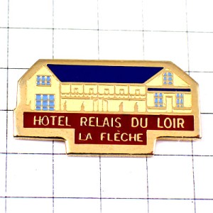 ピンバッジ・クリーム色のホテルの建物