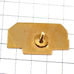 ピンバッジ・クリーム色のホテルの建物