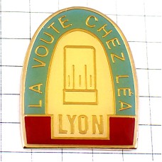 ピンバッジ・リヨンのレストラン料理人シェフ帽コックさん CHEZ-LEA LYON FRANCE