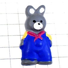 ピンバッジ・スカーフにオーバーオールのウサギ兎ちゃんサロペット洋服 RABBIT ピンバッジ・スカーフにオーバーオールのウサギ兎ちゃんサロペット洋服 RABBIT