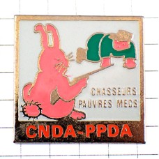 ピンバッジ・ピンク色のウサギ兎ハンティング狩猟ハンターを狙うライフル銃 CNDA CHASSEURS FRANCE ピンバッジ・ピンク色のウサギ兎ハンティング狩猟ハンターを狙うライフル銃 CNDA CHASSEURS FRANCE