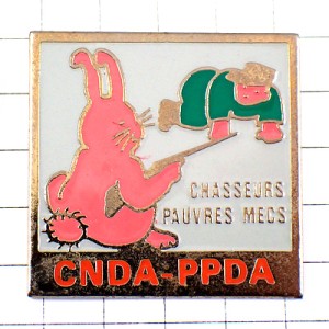 ピンバッジ・ピンク色のウサギ兎ハンティング狩猟ハンターを狙うライフル銃