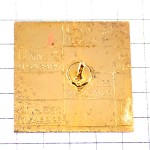 ピンバッジ・ピンク色のウサギ兎ハンティング狩猟ハンターを狙うライフル銃