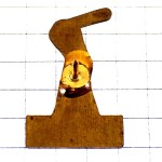 ピンバッジ・ゴルファークラブを振り上げるクレディミュチュエル銀行