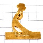 ピンバッジ・ゴルファー青クラブを振り回す