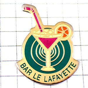 ピンバッジ・ピンク色のカクテル酒ストローレモン