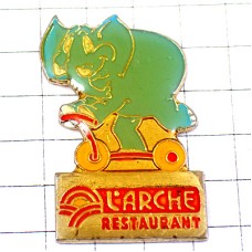ピンバッジ・キックボードに乗る青いゾウ象 L-ARCHE RESTAURANT ELEPHANT FRANCE ピンバッジ・キックボードに乗る青いゾウ象 L-ARCHE RESTAURANT ELEPHANT FRANCE
