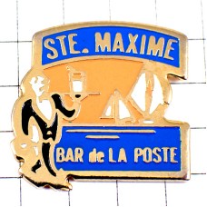 ピンバッジ・バーの給仕グラスを運ぶ