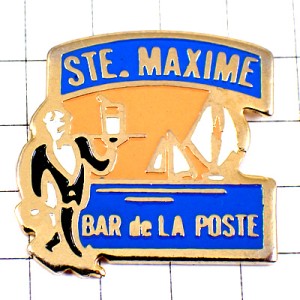 ピンバッジ・バーの給仕グラスを運ぶ