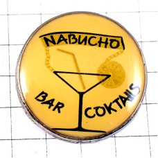 ピンバッジ・カクテルのグラス酒バー店レモンとストロー ピンバッジ・カクテルのグラス酒バー店レモンとストロー