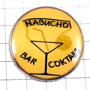 ピンバッジ・カクテルのグラス酒バー店レモンとストロー