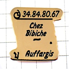 ピンバッジ・レストラン羊皮紙の巻紙看板ゴールド金色 CHEZ-BIBICHE AUFFARGIS FRANCE ピンバッジ・レストラン羊皮紙の巻紙看板ゴールド金色 CHEZ-BIBICHE AUFFARGIS FRANCE