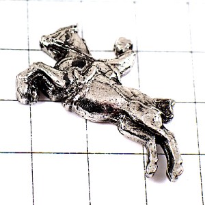 ピンバッジ・馬に乗って走る競馬の騎手シルバー銀色