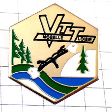 ピンバッジ・森と湖サイクリング自転車VTTマウンテンバイク CYCLING FRANCE ピンバッジ・森と湖サイクリング自転車VTTマウンテンバイク CYCLING FRANCE