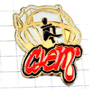 ピンバッジ・足を組んで座る赤い文字