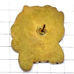 ピンバッジ・足を組んで座る赤い文字