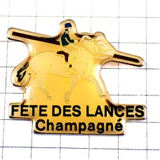 ピンバッジ・白いウマ馬シュバリエ騎士 LANCES JOUTE CAVALIER FRANCE ピンバッジ・白いウマ馬シュバリエ騎士 LANCES JOUTE CAVALIER FRANCE